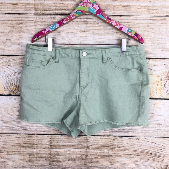 LC Lauren Conrad Pants - Light green LC Lauren Conrad shorts size 14 // L39